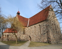 Zdjęcie przedstawia kościół zbudowany z kamienia,od strony wejścia.                                                                                                                                     