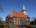 Na zdjęciu znajduje się ściana boczna kościoła zbudowanego z kamienia i cegły.                                                                                                                          