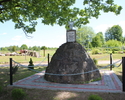 Na zdjęciu widać pomnik w Przeradzi poświęcony Bohaterom walk o wyzwolenie Ziem Zachodnich.                                                                                                             