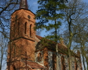 Zdjęcie przedstawia ścianę boczną kościoła zbudowanego z cegły oraz z kamienia.                                                                                                                         