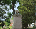 Zdjęcie przedstawia pomnik poświęcony poległym podczas I wojny światowej mieszkańcom wsi w Kowalewicach.                                                                                                