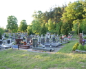Na zdjęciu widać nagrobki z szerokiej perspektywy na cmentarzu wojskowym w Krągach.                                                                                                                     