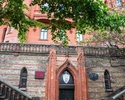 Zdjęcie przedstawia Ratusz Czerwony w Szczecinie. Na pierwszym planie widać tylne wejście do budynku.                                                                                                   