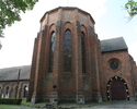 Zdjęcie przedstawia stronę wejścia kościoła, który został wykonany z czerwonej cegły.                                                                                                                   