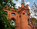 Zdjęcie przedstawia Ratusz Czerwony w Szczecinie. Na pierwszym planie widać jedną z dwóch wież.                                                                                                         