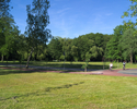 Zdjęcie przedstawia park przy Gimnazjum Miejskim w Sławnie.                                                                                                                                             