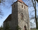 Na zdjęciu znajduje się kościół od strony wejścia który usytuowany jest na niewielkim wzniesieniu.                                                                                                      