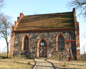 Zdjęcie przedstawia stronę wejścia kościoła.                                                                                                                                                            