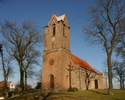 Zdjęcie przedstawia wczesnogotycki kościół. Położony jest na niewielkim wzniesieniu.                                                                                                                    