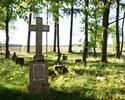 Na zdjęciu widać nagrobek leżący na cmentarzu ewangelickim.                                                                                                                                             