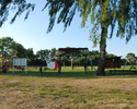Na zdjęciu widnieje plac zabaw w Białuniu, widok od ul. Słonecznej.                                                                                                                                     