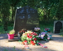 Zdjęcie przedstawia pomnik upamiętniających zmarłych z ewangelickiej parafii w Łącku.                                                                                                                   
