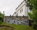 Zdjęcie przedstawia Zamek Książąt Pomorskich w Szczecinie. Na pierwszym planie widać skarpę, w tle mur zamku i trzy armaty.                                                                             