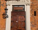 Zdjęcie przedstawia Ratusz Staromiejski w Szczecinie. Na pierwszym planie widać drzwi prowadzące do wnętrza budynku.                                                                                    