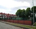 Na zdjęciu widnieje boisko do koszykówki w bezpośrednim sąsiedztwie szkoły w Dębicach, widok od strony drogi wojewódzkiej 106.                                                                          