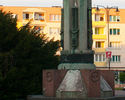  Widok przedstawia  pomnik  Zwycięstwa wzniesiony dla uczczenia poległych w walce o Choszczno żołnierzy 2 Armii Pancernej z I Frontu Białoruskiego.                                                     