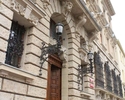Zdjęcie przedstawia główne wejście do Pałacu pod Globusem.                                                                                                                                              