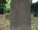 Zdjęcie przedstawia cmentarz żydowski w Moryniu. Na pierwszym planie widać nagrobek z czytelną inskrypcją w języku jidysz.                                                                              