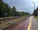 Zdjęcie przedstawia peron i budynek stacji kolejowej Szczecin Załom                                                                                                                                     