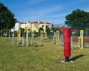 Zdjęcie przedstawia siłownię zewnętrzną w Darłówku Zachodnim - nadmorskiej dzielnicy Darłowa.                                                                                                           