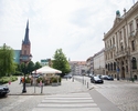 Zdjęcie przedstawia teren starego miasta w Szczecinie. Na pierwszym planie widać pl. Orła Białego. Po prawej stronie widać Pałac pod Globusem, po lewej wieżę katedry.                                  
