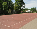 Na zdjęciu widać boisko tartanowe do koszykówki i piłki ręcznej                                                                                                                                         