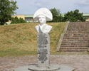 Na zdjęciu znajduje się pomnik Pamięci Poległych Żołnierzy Napoleońskich                                                                                                                                