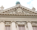 Zdjęcie przedstawia pięknię zdobioną górną część pałacu i wieńczący go globus.                                                                                                                          