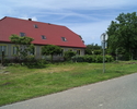 Zdjęcie przedstawia budynek gospodarstwa agroturystycznego "Siedlisko" w Kopnicy, w którym mieści się punkt sprzedaży nalewek.                                                                          