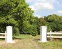 Zdjęcie przedstawia park w Stokach. Na pierwszym planie widać bramę.                                                                                                                                    