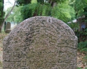 Zdjęcie przedstawia cmentarz żydowski w Moryniu. Na pierwszym planie widać fragment płyty, na której wyrzeźbione są dwie dłonie.                                                                        