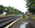 Zdjęcie przedstawia peron i pobliski przejazd kolejowy przy stacji Szczecin Zdunowo                                                                                                                     