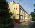 Zdjęcie przedstawia budynek Zespołu Szkół Społecznych w Darłówku, w którym mieści się filia Miejskiej Biblioteki Publicznej w Darłowie.                                                                 
