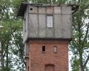Zdjęcie przedstawia wieżę kolejową w Trzcińsku-Zdroju. Na pierwszym planie widać górną część wieży.                                                                                                     