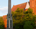 Widok przedstawia Pomnik Zwycięstwa wzniesiony dla uczczenia poległych w walce o Choszczno żołnierzy 2 Armii Pancernej z I Frontu Białoruskiego. W tle kościół Narodzenia Najświętszej Maryi Panny      