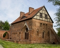 Zdjęcie przedstawia dom opata w Kołbaczu. Na pierwszym planie widać tylną elewację zabytku.                                                                                                             