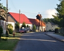 Zdjęcie przedstawia drogę prowadzącą do kościoła pw. św. Floriana wraz z jego bezpośrednim otoczeniem                                                                                                   