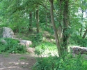 Zdjęcie przedstawia park w Krajniku Górnym. Na pierwszym planie widać fragment muru, który otacza park.                                                                                                 