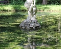 Zdjęcie przedstawia Dolinę Miłości w Zatoni Dolnej. Na pierwszym planie widać staw z rzeźbą przedstawiającą Adama.                                                                                      