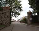 Zdjęcie przedstawia obwarowania miejskie w Trzcińsku-Zdroju. Na pierwszym planie widać bramę wjazdową na teren starego miasta.                                                                          
