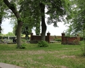 Zdjęcie przedstawia cmentarz przykościelny W Kunowie. Na pierwszym planie widać mur, który otacza kwaterę rodziny Golosow.                                                                              
