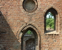 Zdjęcie przedstawia ruiny kaplic św. Gertrudy w Chojnie. Na pierwszym planie widać wejście do świątyni.                                                                                                 