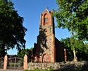 Zdjęcie przedstawiające front kościoła pw. Chrystysa Króla wraz z bramą i fragmentem odgradzającego murka.                                                                                              