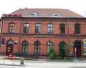 Zdjęcie przedstawia gmach poczty w Gryfinie. Na pierwszym planie widać frontową elewację budynku.                                                                                                       