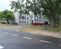 Zdjęcie przedstawia drogę prowadzącą do komisariatu oraz komisariat Policji Nad Odrą                                                                                                                    