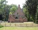 Zdjęcie przedstawia kaplicę św. Gertrudy. Na pierwszym planie widać niewielki płotek przed zabytkiem, w tle ruiny kaplicy.                                                                              