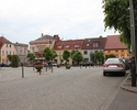 Zdjęcie przedstawia teren starego miasta. Na pierwszym planie widać rynek, w tle kamienice.                                                                                                             