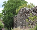 Zdjęcie przedstawia obwarowania miejskie w Mieszkowicach. Na pierwszym planie widać fragment muru z kamienia.                                                                                           
