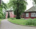 Zdjęcie przedstawia dawny dom zdrojowy w Trzcińsku-Zdroju. Na pierwszym planie widać aleję, która prowadzi do budynku, dalej zabytek.                                                                   