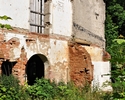 Widok na zniszczone wejście do dworu w Strzykocinie                                                                                                                                                     